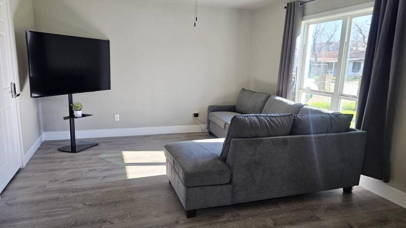 Spacious Home Near Downtown Остин Экстерьер фото